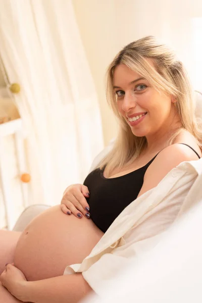 Mujer Embarazada Joven Iluminación Estudio Celebrando Primer Hijo — Foto de Stock