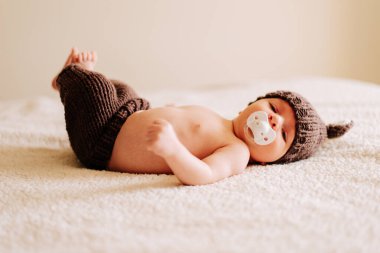 Stüdyo ışıkları altında kostümlü iki haftalık bir bebeğin portresi.