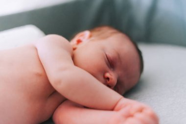 Bir haftalık bebek beşikte uyuyan bebek portresi.