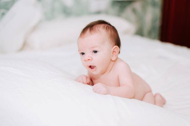 Stüdyoda beyaz ışığa karşı iki haftalık yeni doğan bebek