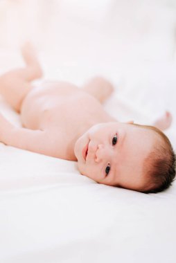 Stüdyoda beyaz ışığa karşı iki haftalık yeni doğan bebek