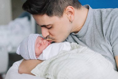 Bir baba ve ilk doğan bebeğinin portresi.