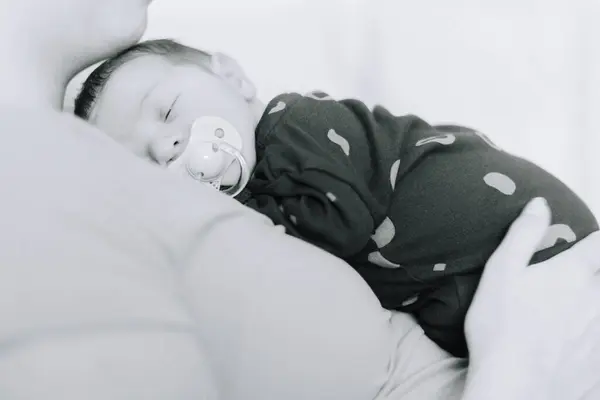 Два Тижні Новонароджена Дитина Спить Грудях Своїх Матерів Ліцензійні Стокові Фото