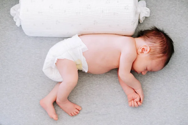 Bebé Recién Nacido Una Semana Durmiendo Una Cuna Desde Arriba Fotos De Stock Sin Royalties Gratis