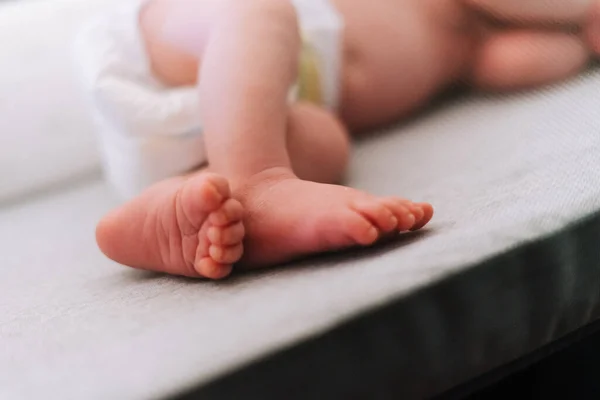 Detalle Los Pies Bebé Recién Nacido Una Semana Que Duerme Imagen De Stock