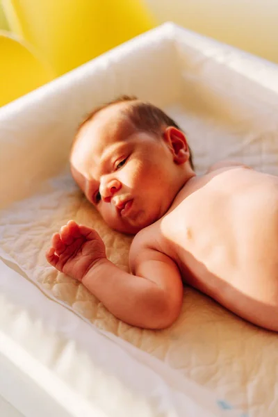 Retrato Bebé Recién Nacido Una Semana Cambiador Bebé Imagen De Stock