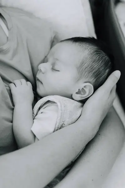 Retrato Bebé Recién Nacido Dos Semanas Brazos Madre Fotos De Stock Sin Royalties Gratis