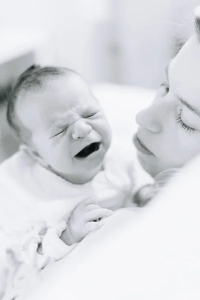 Bebé Recién Nacido Una Semana Llorando Hombro Madre Fotos De Stock