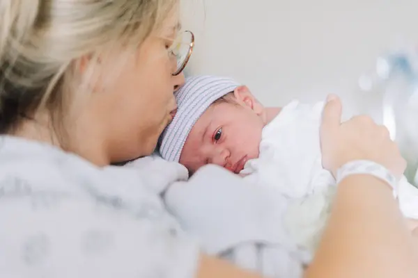 Retrato Bebé Recién Nacido Día Hospital Con Madre Imágenes De Stock Sin Royalties Gratis