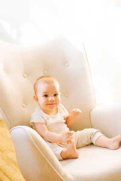 Retrato Bebê Nove Meses Sentado Uma Cadeira Balanço Imagens Royalty-Free
