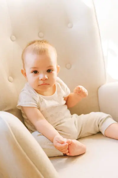 Retrato Bebê Nove Meses Sentado Uma Cadeira Balanço Fotografias De Stock Royalty-Free