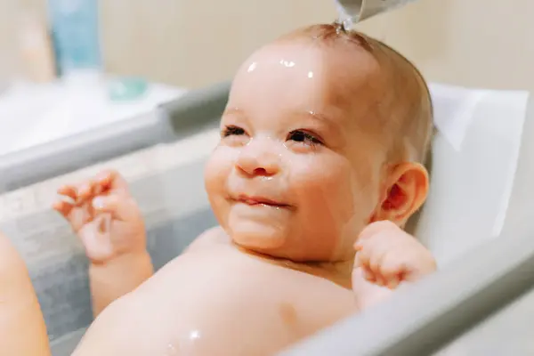 Retrato Bebê Nove Meses Tomando Banho Com Água Correndo Através Fotografia De Stock