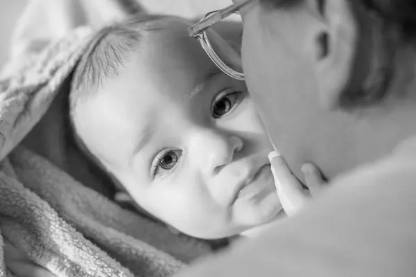 Retrato Bebê Nove Meses Após Hora Banho Sendo Beijada Por Imagem De Stock