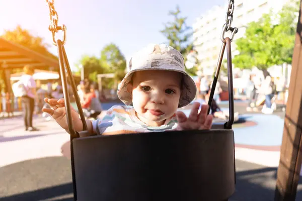 Retrato Bebê Nove Meses Divertindo Balanço Parque Público Imagem De Stock
