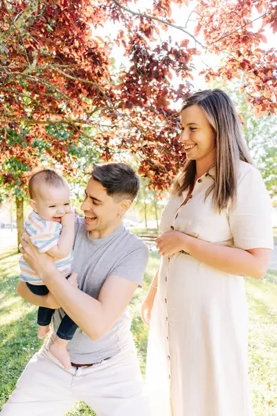 Retrato Uma Jovem Família Com Seu Bebê Nove Meses Divertindo Fotografia De Stock
