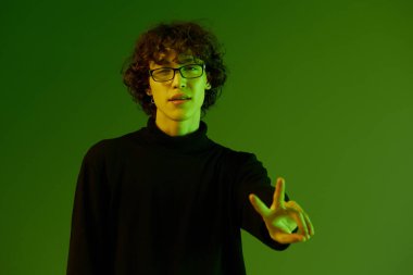 Gözlüklü genç adam portresi. Mutluluk ve gülümseme. Hipster yaşam tarzı. Yüksek kalite fotoğraf