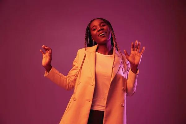 Kvinde Afrikanske Amerikanske Business Smil Dans Fest Neon Lys Farverig - Stock-foto