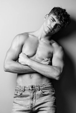 Beyaz erkek kotu, şık vücut geliştirme çekici fitness arka plan modası gövdeye tam uyuyor.