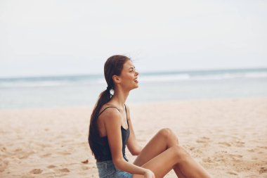 Plaj kadını tatilinde kaygısız kumsalda deniz kenarında seyahat yazında güzel doğa okyanus özgürlüğü tropik moda yaşam tarzı