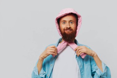 Açık gri arka planda pembe şapkalı komik bir adam. Gülümse ve olumlu duygular besle. Yüksek kalite fotoğraf