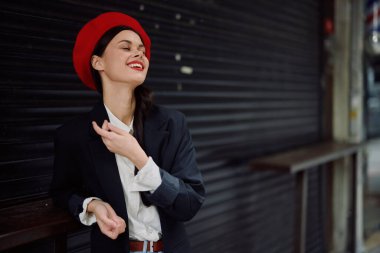 Dişleriyle gülümseyen kadın turist şehrin tarihi ve kültürünü, şık kıyafetleri, makyajı, bahar yürüyüşünü, seyahatlerini öğreniyor. Yüksek kalite fotoğraf