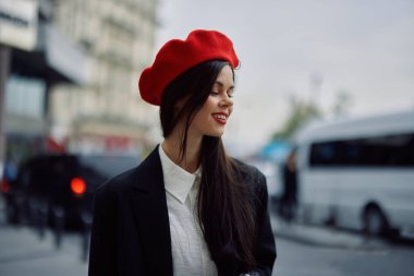 Dişleriyle gülümseyen kadın turist, şehrin tarihini ve kültürünü öğreniyor, şık kıyafetler ve makyaj, bahar yürüyüşü, seyahat, metropol. Yüksek kalite fotoğraf