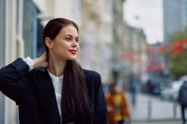 Moda kadını bahar yürüyüşü ile şehirde şık kıyafetler içinde kırmızı, seyahat, sinematik renk, antika tarz, kentsel moda tarzı ile yürür. Yüksek kalite fotoğraf