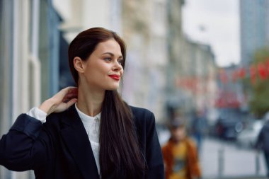 Moda kadını bahar yürüyüşü ile şehirde şık kıyafetler içinde kırmızı, seyahat, sinematik renk, antika tarz, kentsel moda tarzı ile yürür. Yüksek kalite fotoğraf
