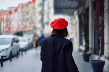 Arkadan kadın mutluluk manzarası, beni takip et ofis binalarının arka planında yürüyüş yap, şık modaya uygun eski moda kıyafetler ve makyaj, bahar yürüyüşü, seyahat. Yüksek kalite fotoğraf