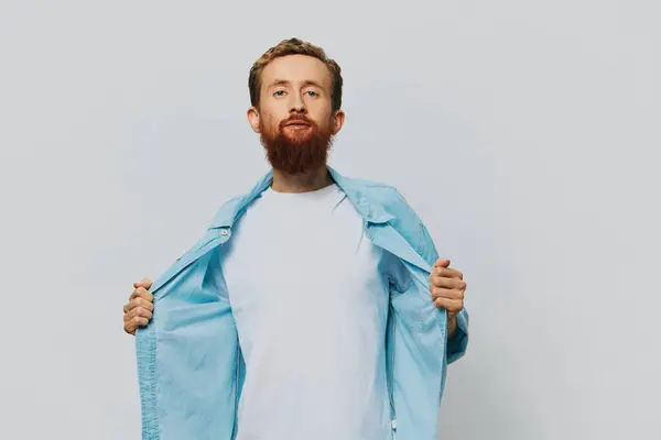 Homme Hipster Portrait Sourire Sur Fond Gris Chemise Bleue Shirt — Photo