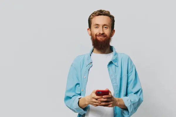Man Hipster Met Telefoon Hand Blogger Glimlach Grijze Achtergrond Blauw — Stockfoto