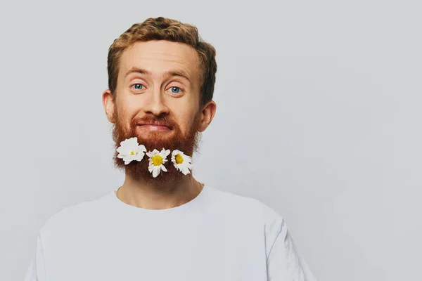 Retrato Hombre Divertido Una Camiseta Blanca Con Flores Margaritas Barba —  Fotos de Stock