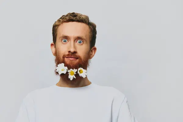Πορτραίτο Ενός Αστείου Άνδρα Λευκό Μπλουζάκι Μαργαρίτες Λουλουδιών Στο Μούσι — Φωτογραφία Αρχείου