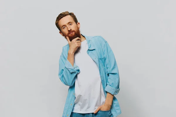 Mannelijke Hipster Portret Glimlach Grijze Achtergrond Blauw Shirt Wit Shirt — Stockfoto