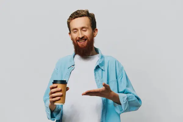 Man Hipster Met Een Kopje Koffie Met Een Glimlach Een — Stockfoto