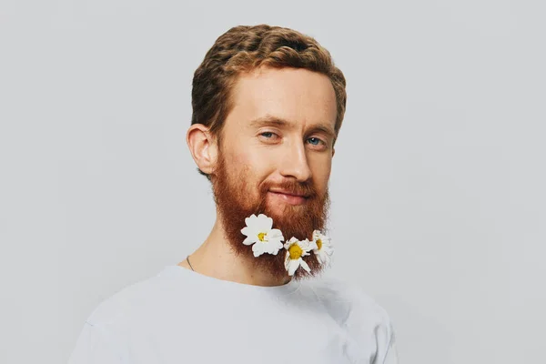 Retrato Hombre Divertido Una Camiseta Blanca Con Flores Margaritas Barba — Foto de Stock