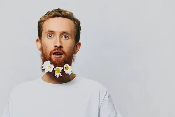 Retrato Hombre Divertido Una Camiseta Blanca Con Flores Margaritas Barba —  Fotos de Stock