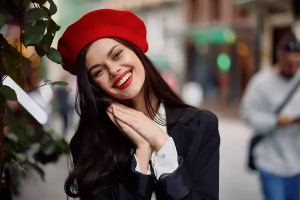 Woman Smile Teeth Walking Town Stylish Fashionable Clothes Makeup Spring — Stock Photo, Image