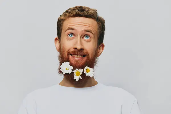 Portret Van Een Grappige Man Een Wit Shirt Met Bloemen — Stockfoto