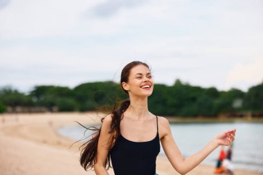 Güzel bir kadın gün batımında gezer. Genç, seksi, tasasız su akar. Kumsalda güler yüzlü, uzun yaşam tarzı.