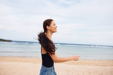 Yaz güzeli, aktif, genç, seksi kadın, deniz hayatı, bronzlaşma, gülücük, plaj, gün batımı.