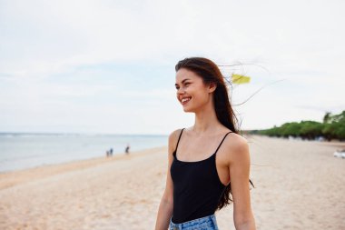 Eğlenen kadın sahili yaz gülümsemesi huzurlu okyanus gökyüzünün günbatımının kopyası gülümseyen tatil alanı genç, mutlu doğa deniz kumu yürüyüşü