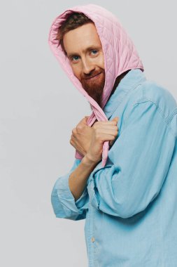Açık gri arka planda pembe şapkalı komik bir adam. Gülümse ve olumlu duygular besle. Yüksek kalite fotoğraf