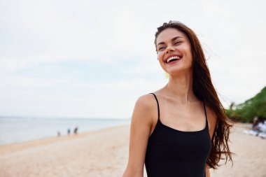 Kadın deniz havası genç gülümseme huzurlu bir tatil fotokopi çantası sahili sahili sahili tropik doğa ve okyanus güneşi