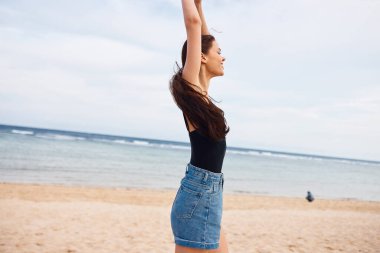 Kum kadın gülümse güzellik gün batımı özgürlük yaz seyahati gündoğumu yaşam tarzı su kıyısı aktivitesi koşan kadın deniz plajı