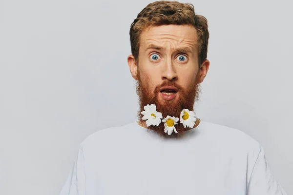 ปภาพของชายตลกในเส ขาวท ดอกไม ดอกเดซ ในเคราของเขา บนพ นหล โดดเด ยวส ขาวสถานท — ภาพถ่ายสต็อก