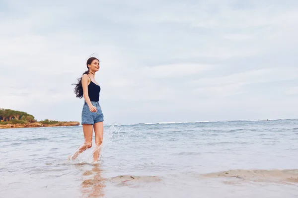Τρέξιμο Γυναίκα Περπάτημα Ανατολή Διασκέδαση Μακριά Θάλασσα Τρόπο Ζωής Νεαρά — Φωτογραφία Αρχείου