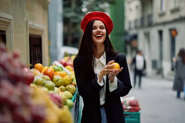 Kvinna Leende Med Tänder Turist Promenader Stadens Marknad Med Frukt — Stockfoto
