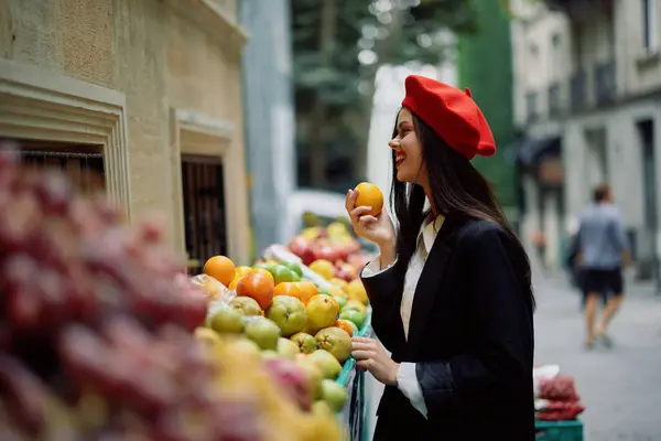 Dişleriyle Gülümseyen Kadın Turist Çarşıda Meyve Sebzelerle Yürür Ürünleri Seçer — Stok fotoğraf