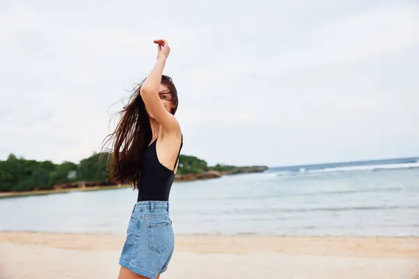 Beach Woman Positive Tan Happy Shore Beauty Body Running Lifestyle — Stock Photo, Image